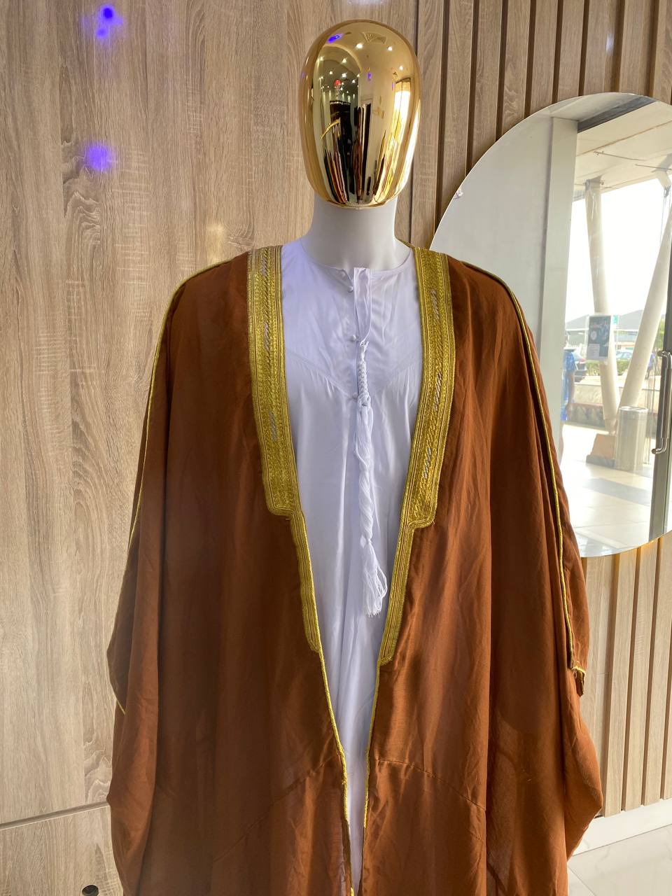 Stunning brown bisht, paired with a classic jalabia and an authentic Arab scarf