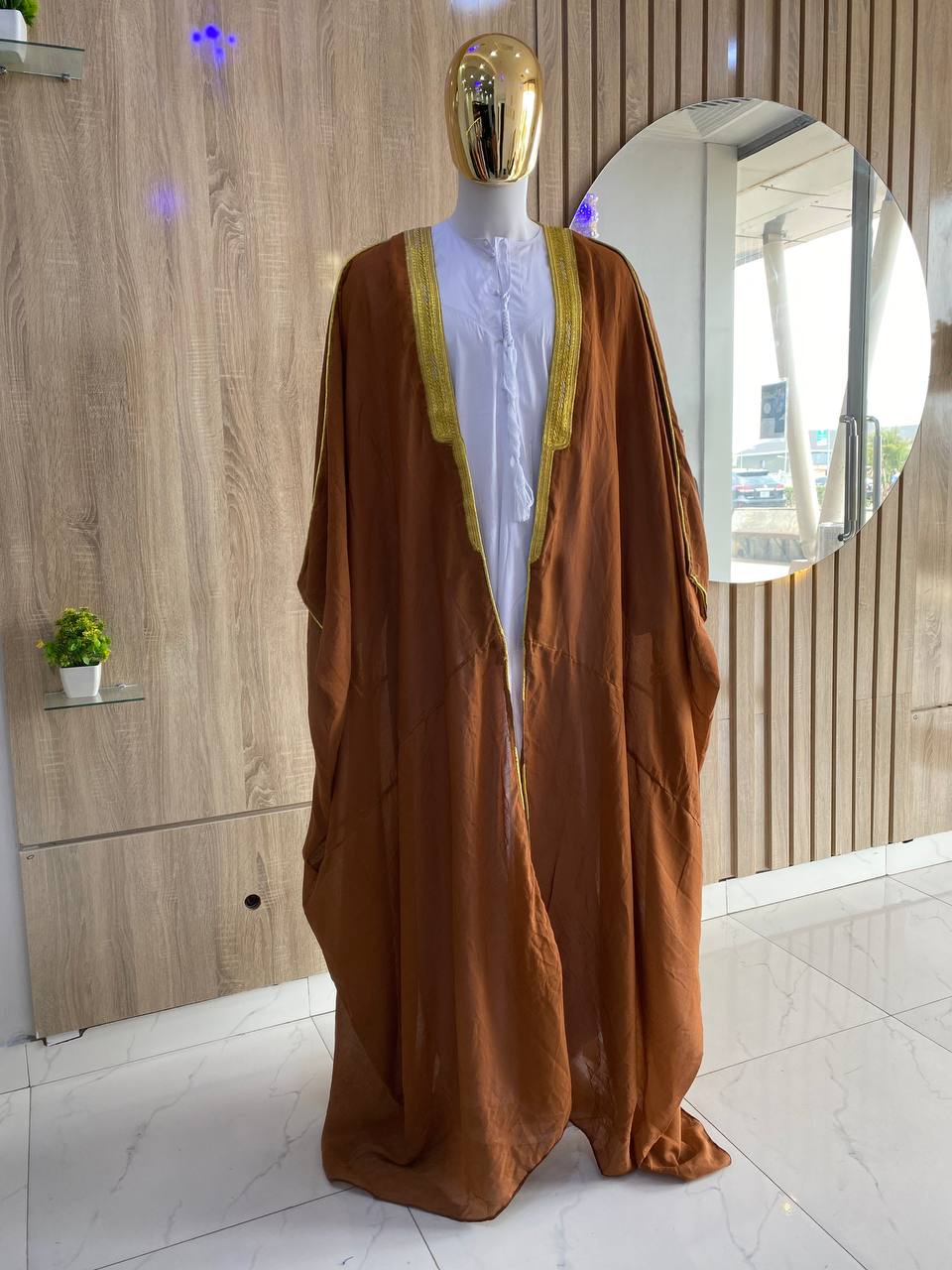 Stunning brown bisht, paired with a classic jalabia and an authentic Arab scarf