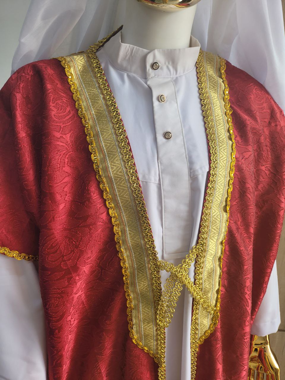 Stunning red bisht, paired with a classic jalabia and an authentic Arab scarf