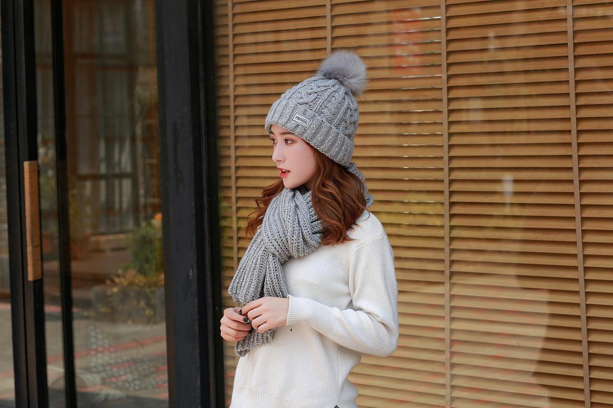 Women knitting wool hat and long scarf - melvincucci