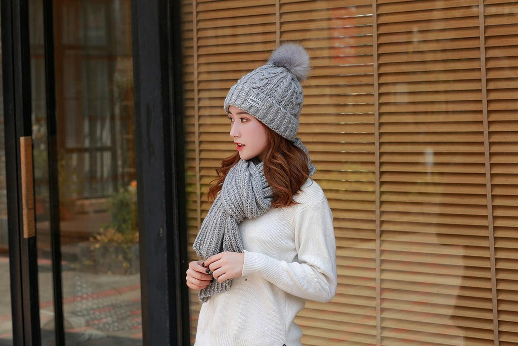 Women knitting wool hat and long scarf - melvincucci